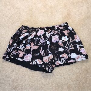 AMUSE SOCIETY large black/flower pattern shorts